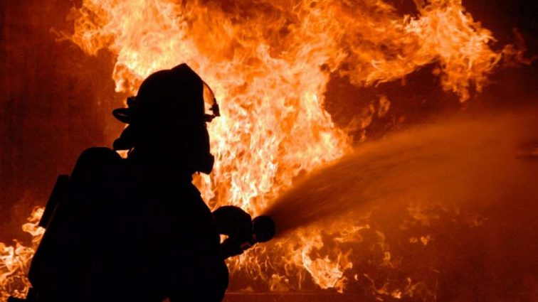 Разрушительный пожар на рынке: на месте происшествия работают спасательные бригады