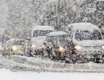 Сильные снегопады парализовали движение: из-за плохой погоды столкнулись 40 машин