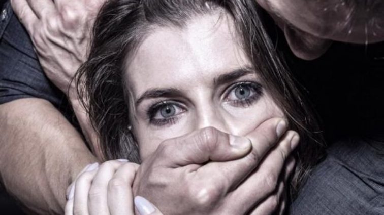 «Напоила и…»: мать способствовала изнасилованию дочери
