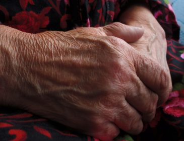 «Отменили договор об аренде»: пожилую женщину выселили из-за громкого голоса