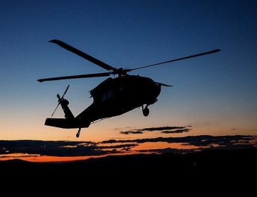 В результате падения вертолета погибли люди: Спасатели продолжают работу на месте происшествия