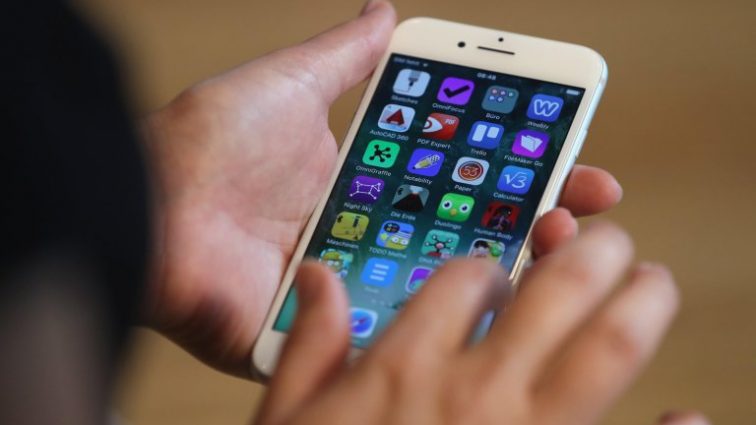 Погибли из-за iPhone : трое человек пытались вытащить мобильный телефон с туалета и скончались