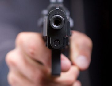 Полиция ведет розыск двух преступников, которые расстреляли мужчину на улице