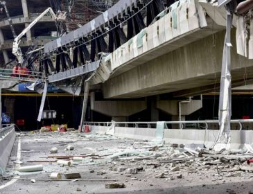 Жуткое падение пешеходного моста: стали известны детали аварии