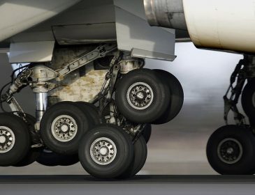 «Два колеса с шасси взорвались»: пилот посадил неисправный самолет