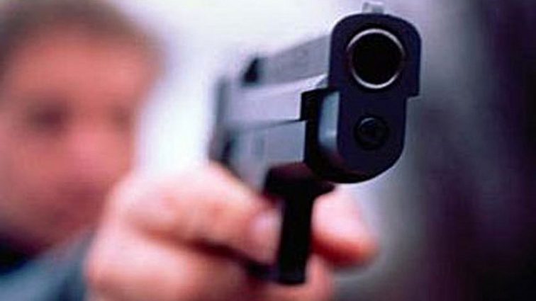 Воспользовался пистолетом: мальчик выстрелил в брата во время игры