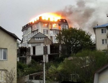 «Эвакуировали из здания 50 человек»: горит жилой дом