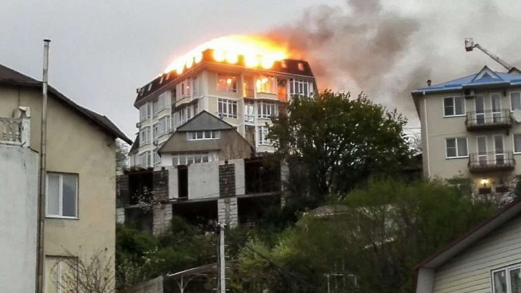 «Эвакуировали из здания 50 человек»: горит жилой дом