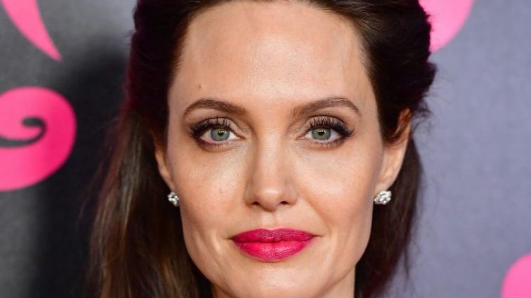«Радуется жизни и пилотирует самолеты»: Анджелина Джоли удивила поклонников