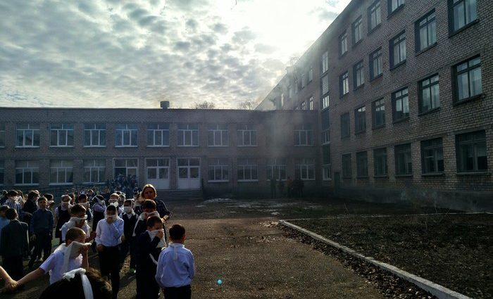 «Горит школа, все плачут»: Учебное заведение подверглось нападению, везде дым, школьники паникуют