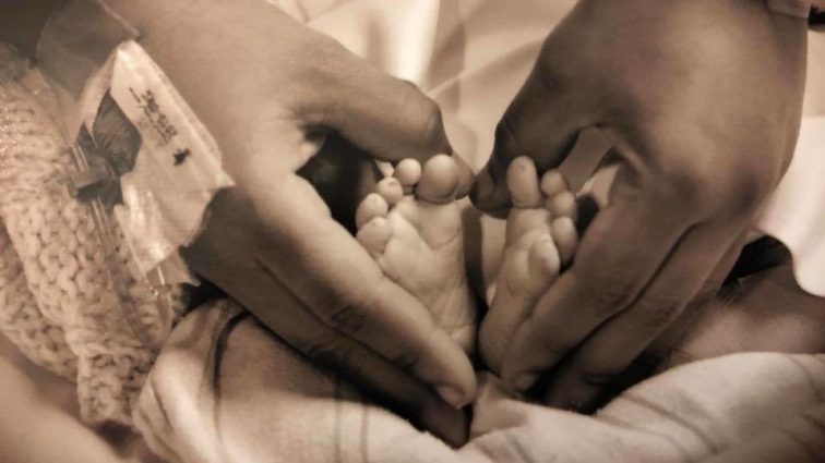 Мой сын мёртв, но я по-прежнему мать»: Девушка выложила радостное фото у гроба новорождённого сына