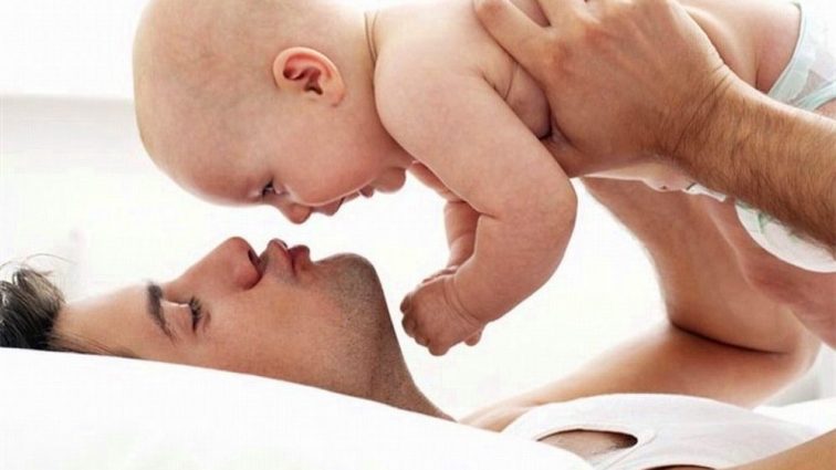 «Вес — 4 килограмма, рост — 53 сантиметра»: в мире зафиксирован первый случай, когда ребенка родил отец
