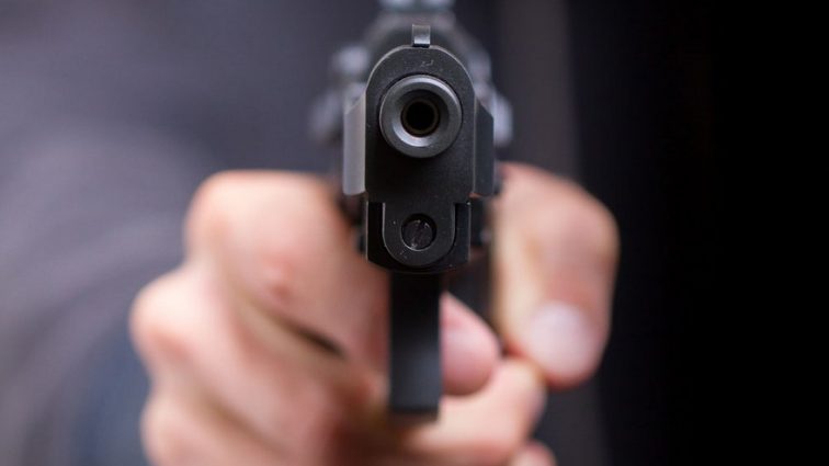 Обнаженный мужчина устроил стрельбу в ресторане: есть погибшие