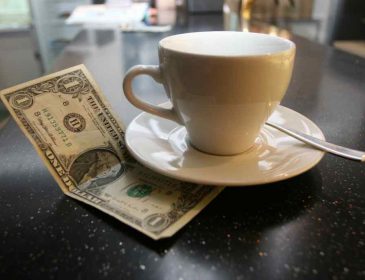 Безработная россиянка оставила в кафе «на чай» 7400 долларов