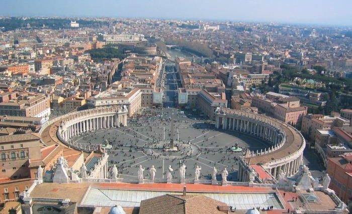 «Много людей эвакуировали»: полицейские оцепили Ватикан