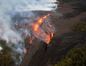 «Из-за трещины в вулкане»: стихийное бедствие начало поглощать дома жителей