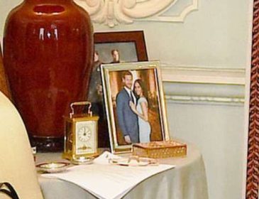 Какое унижение! Куда исчезло фото принца Гарри и его жены из кабинета королевы Елизаветы?