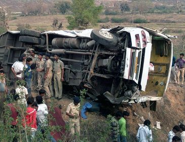 Страшная авария в Индии: погибло более 15-ти человек