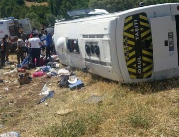 Пассажирский автобус провалился в ущелье: есть погибшие