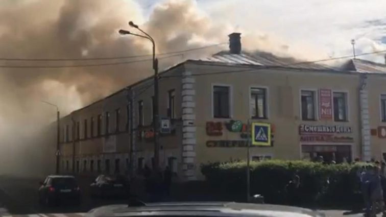 В России опять горит торговый центр (ВИДЕО)