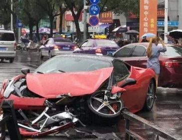 Девушка разбила Ferrari сразу же после аренды автомобиля