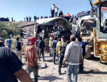 Столкновение пассажирского автобуса с грузовиком в Мексике: есть погибшие
