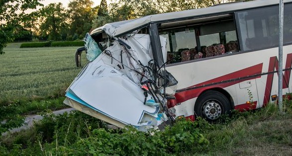 Авария в Германии: Автобус с детьми протаранил скорую помощь