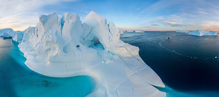 Может спровоцировать цунами: От Гренландии откололся гигантский айсберг