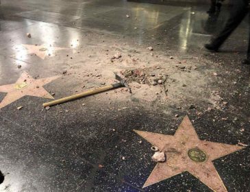 Вандализм ради благотворительности: мужчина кувалдой уничтожил звезду Трампа на Аллее славы