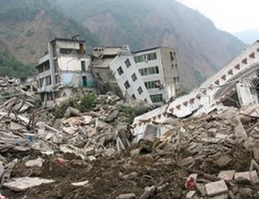 Как пострадавших от землетрясения «поздравляли» шариками и конфетти