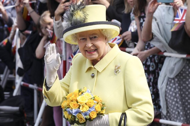У британской королевы Елизаветы ІІ нашли искусственную руку
