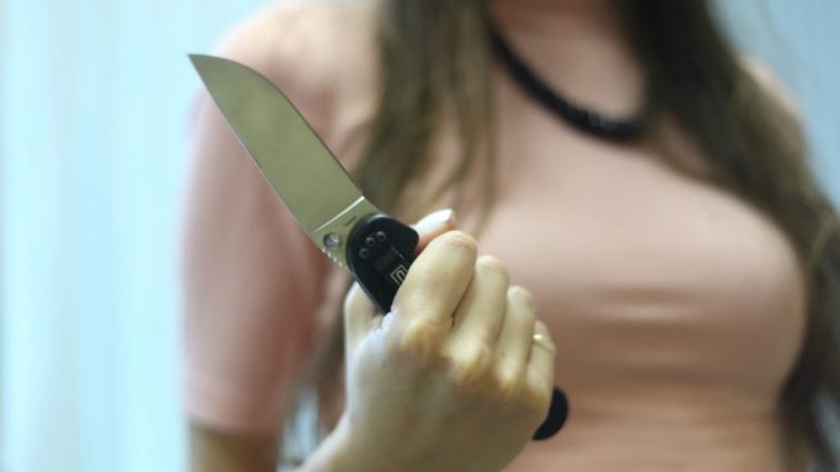 24-летняя пьяная мать изрезала ножом своего восьмимесячного ребенка