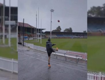 «Сногсшибательный удар»: Молния поразила мяч после удара австралийского футболиста