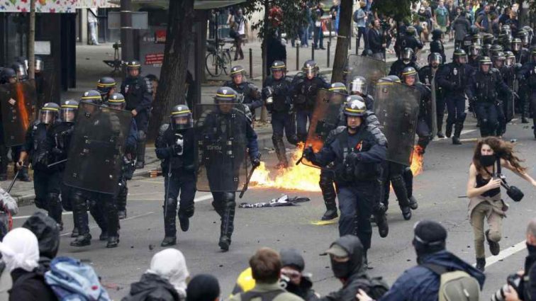 Правительство Франции приняло жесткие меры против агрессивных демонстрантов