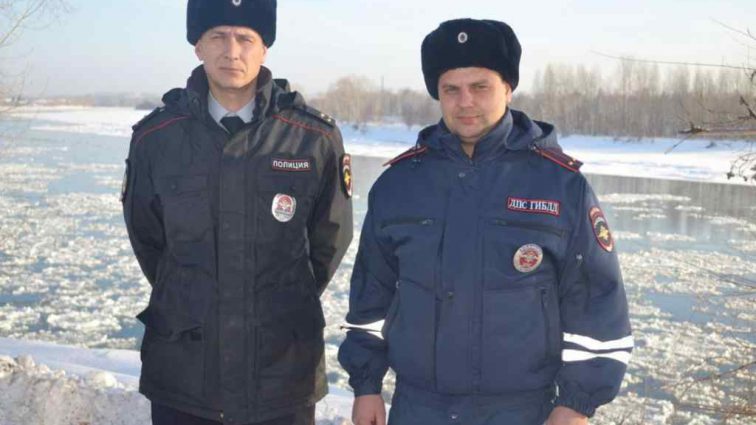 В России сотрудники «Госавтоинспекции» потушили пожар снежками