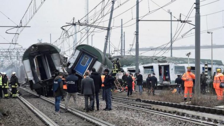 В Испании поезд, перевозивший более 150 пассажиров, сошел с рельс, есть жертвы