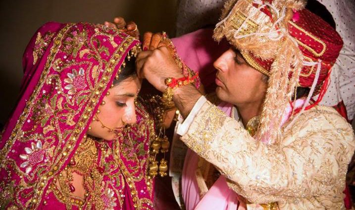 «Настоящая любовь»: в Индии жених приехал на свадьбу, несмотря на пулевое ранение