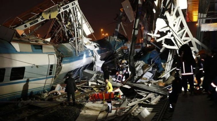 Летальное столкновение: в Турции скорый поезд протаранил пригородный, 4 жертвы и 43 пострадавших