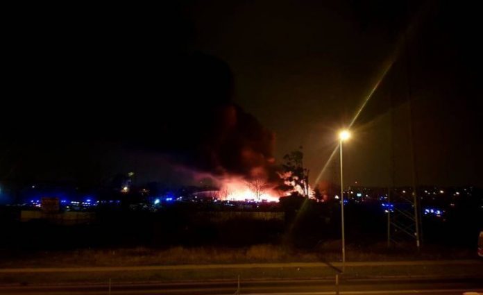 В Польше произошел мощный пожар на заводе, есть пострадавшие