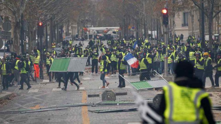 Протесты в Париже выходят из под контроля: грабят здание биржи, разбивают светофоры, строят баррикады