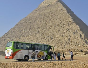 Ехали посмотреть на пирамиды: В Египте взорвался туристический автобус, есть жертвы