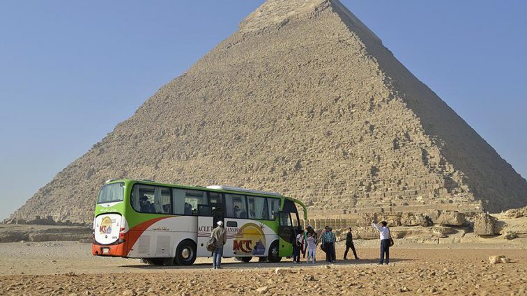 Ехали посмотреть на пирамиды: В Египте взорвался туристический автобус, есть жертвы