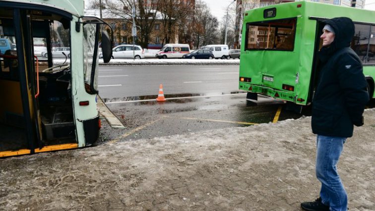 Автобус въехал в маршрутку: в России произошло страшное ДТП, есть пострадавшие