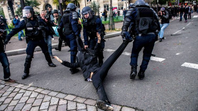 В последствии митинга во Франции погибло уже трое