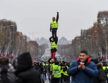 «Постоянно меняют требования»: Во Франции «желтые жилеты» снова блокируют центр Парижа