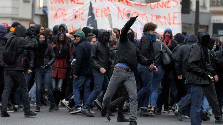 Во Франции вновь вспыхнули протесты «желтых жилетов»: десятки задержанных