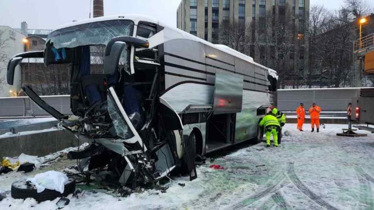 «В какой-то момент на скорости врезался в стену»: В Швейцарии пассажирский автобус попал в ДТП
