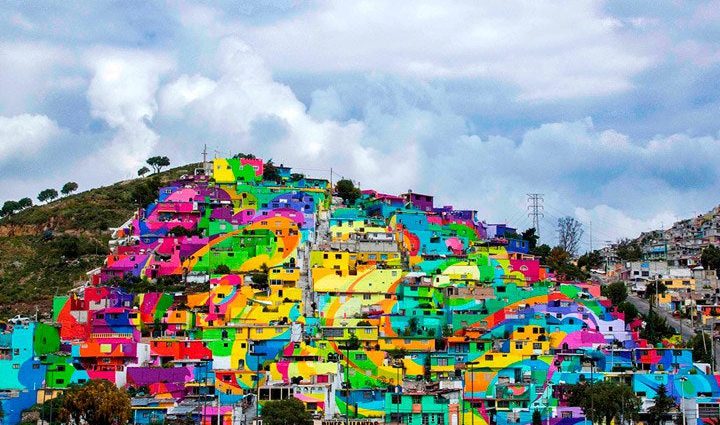 «Использовать культуру как инструмент»: в Мексике уличные художники раскрасили 200 домов в яркие цвета