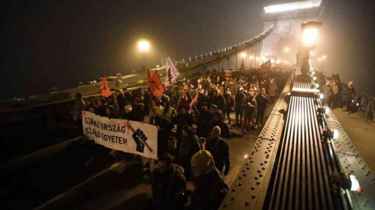 В Венгрии протестуют против «рабского» закона о труде: больше 50 задержанных