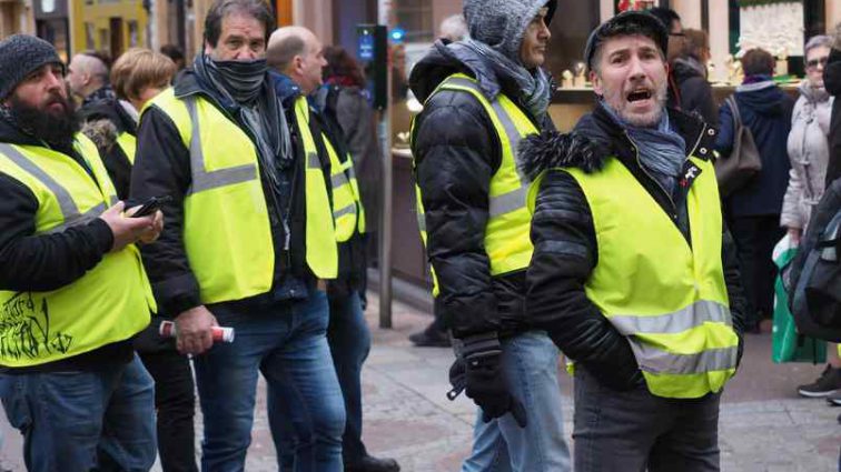 Второй месяц подряд: Во Франции возобновились акции «желтых жилетов»